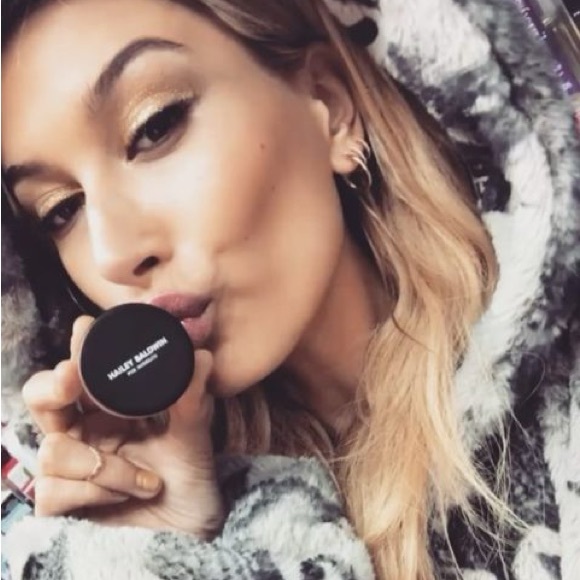 Hailey Bieber highlighter - Picture 2 of 5
